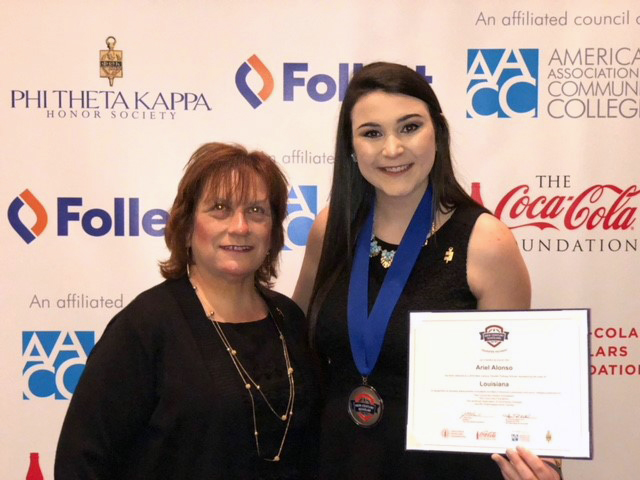 Ariel Alonso, right, with Kim Russell, advisor to the Omega Nu chapter of Phi Theta Kappa.