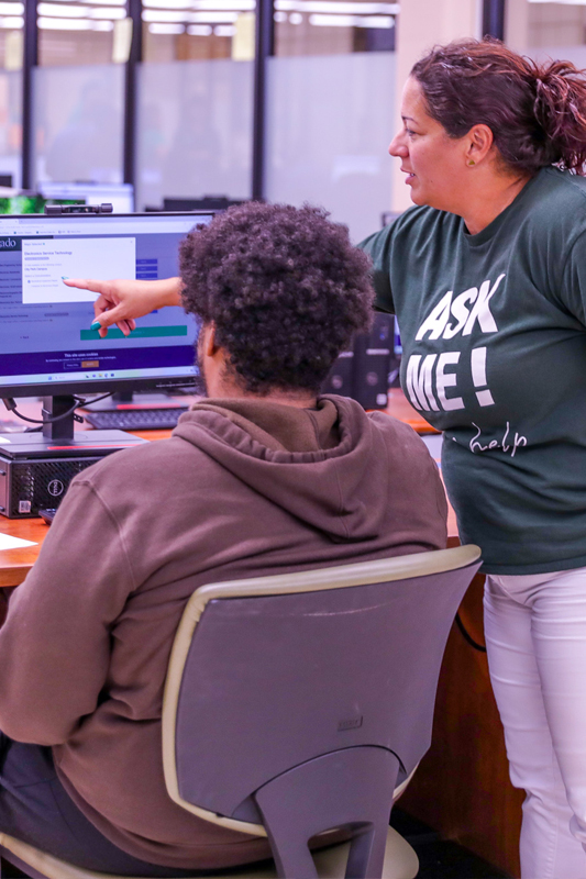 Advistor helping a student