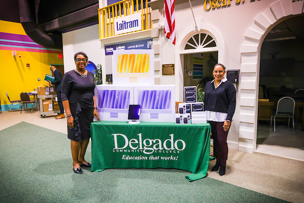 Arlanda Williams standing by apple computers