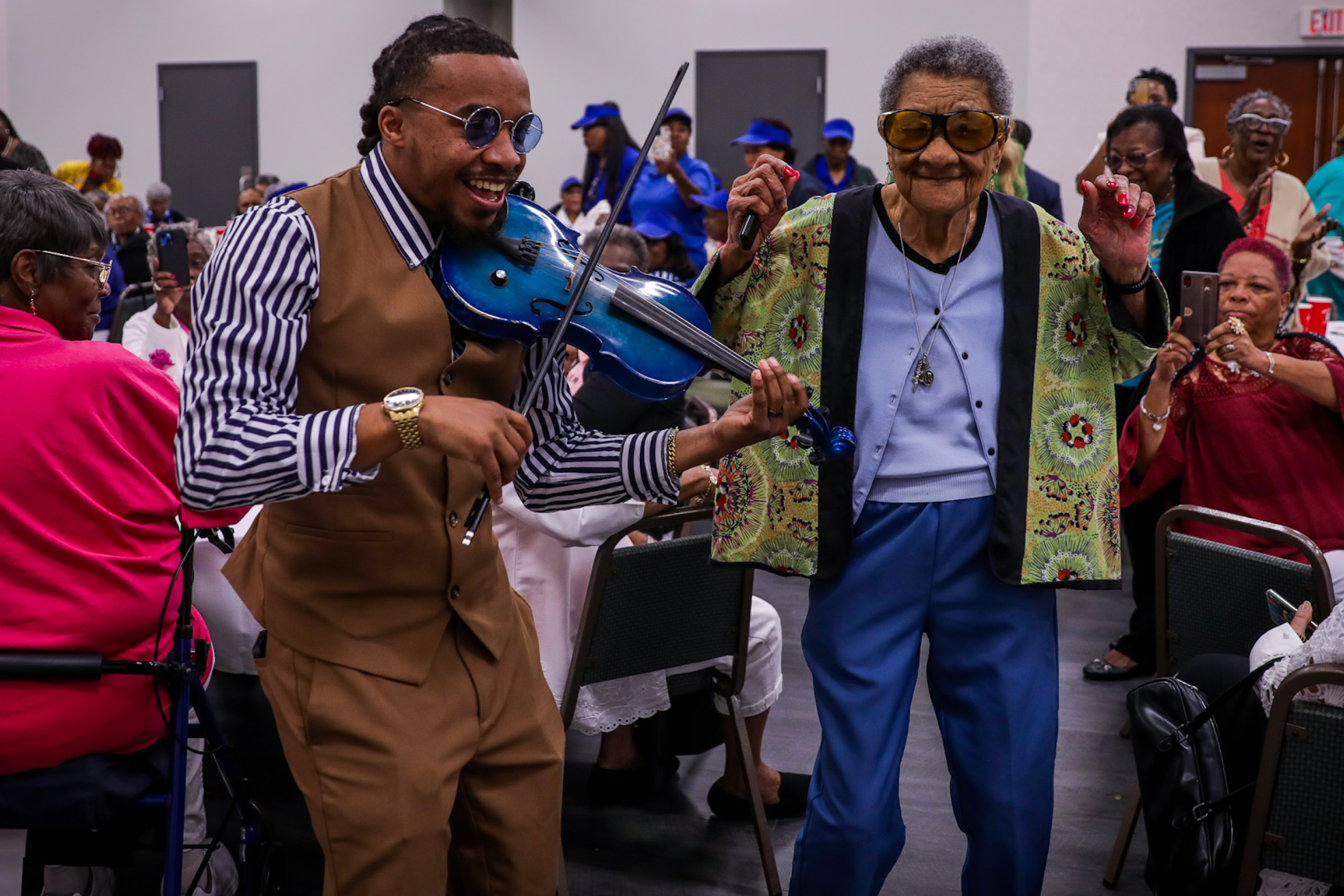 Violinist Shaun Ward with event attendee