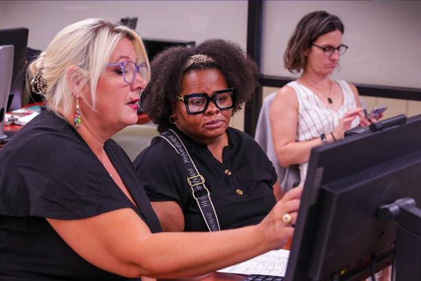 advisor helping a student select a course